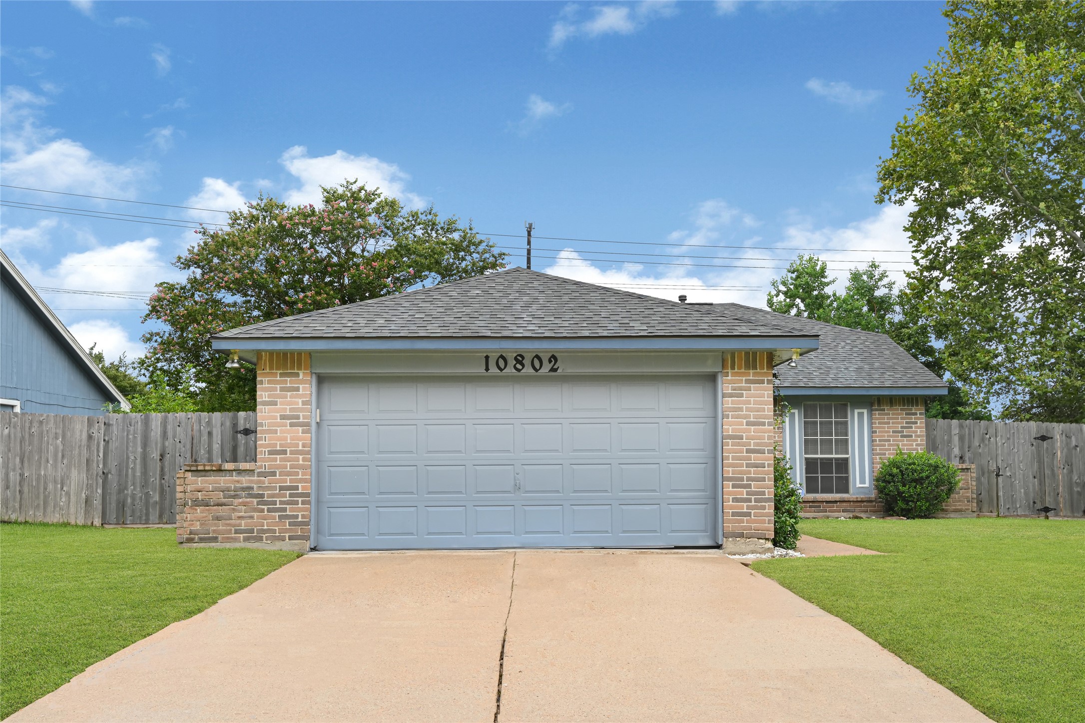 10802 Forest Leaf Drive photo 2