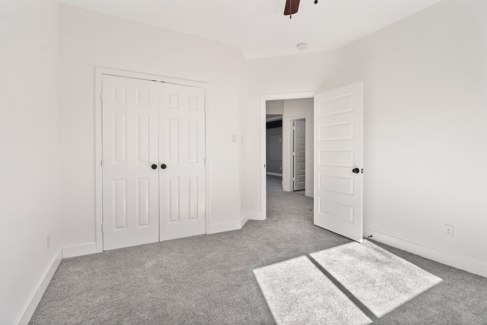 8046 Chateau Street photo 23