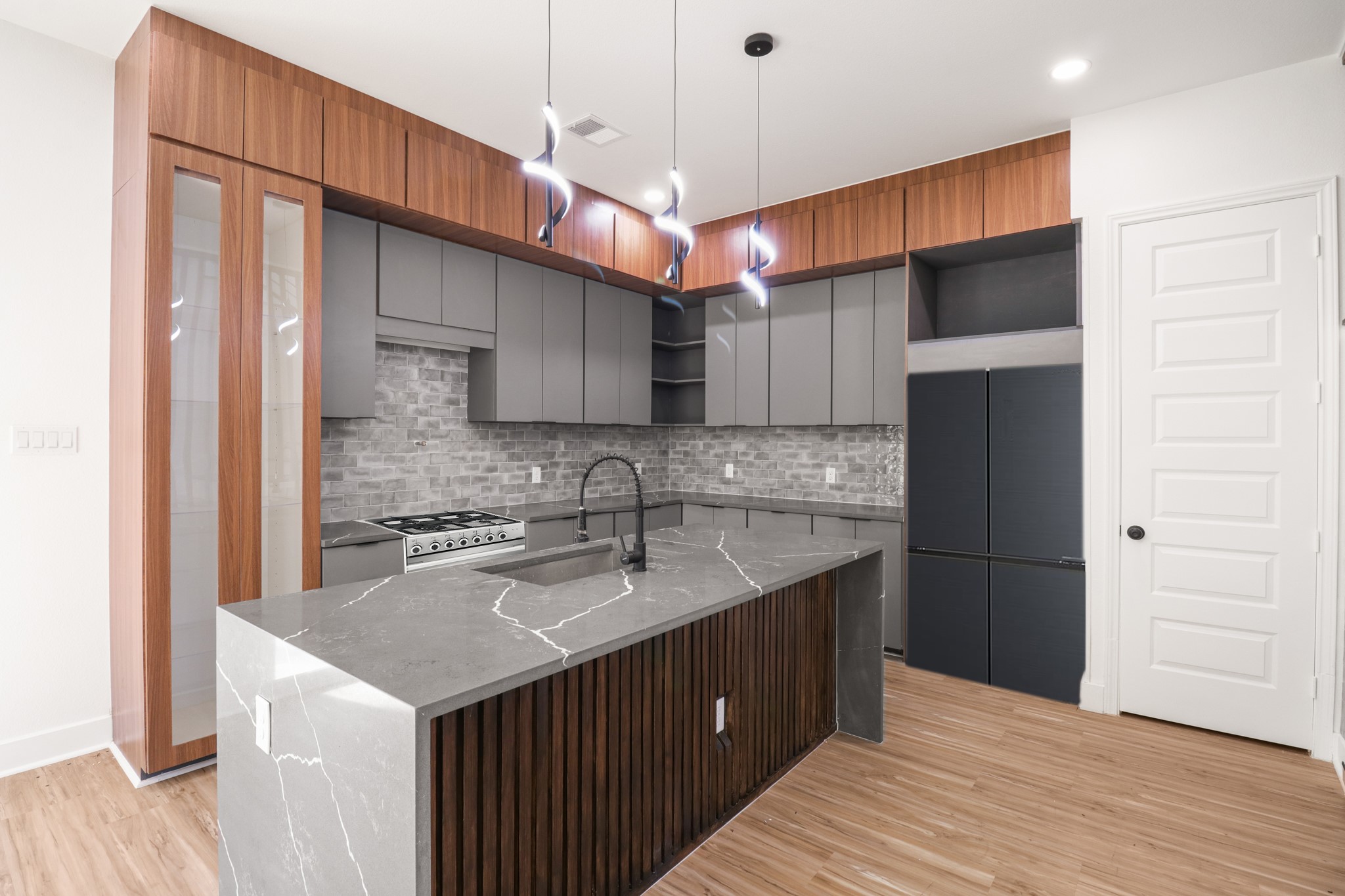 8046 Chateau Street photo 9